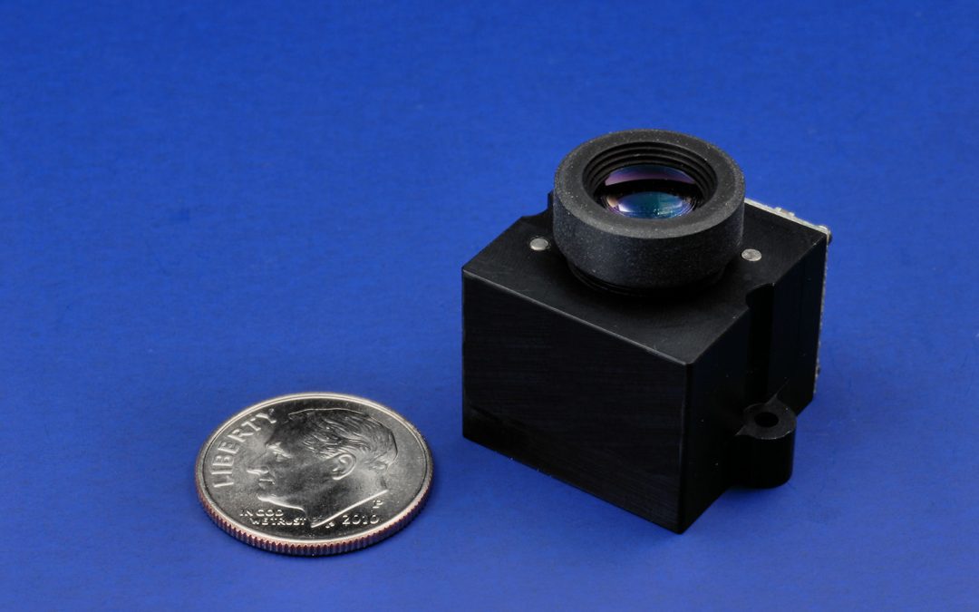 Miniature piezoelectric focus module with lens